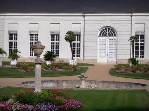 Châteauneuf-sur-Loire - Orangery of the château and garden (flowerbeds, fountain, lawns, palm trees in jars)