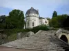 Châteauneuf-sur-Loire - Rotunde des Schlosses, Treppe der Brücke und Bäume, im Park