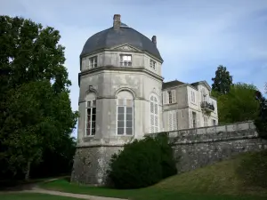 Châteauneuf-sur-Loire - Rotunda of the château, trees and paths of the park