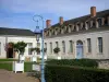 Châteauneuf-sur-Loire - Ehemalige Pferdeställe des Schlosses beherbergend das Schifffahrtmuseum der Loire, Bäume in Blumenkästen und Laterne