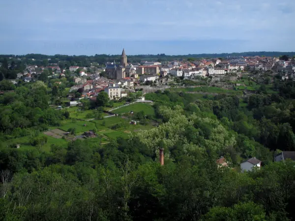 Châteauponsac - Uitzicht op de huizen en de kerk van de stad, in Basse-Marche (Gartempe vallei)