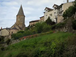 Châteauponsac - Kerk van St. Thyrse en huizen in Neder-Walk (Gartempe vallei)