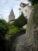 Châteauponsac - Estrecha calle en cuesta, la torre de la iglesia y la casa de San constituídas por tirsas en el Bajo Walk (Gartempe valle)