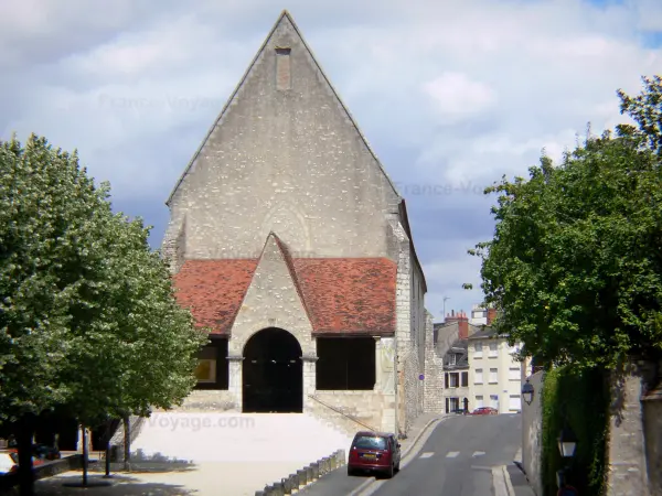 Châteauroux - Former Franciscan Cordeliers convent home to temporary exhibitions, trees and street of the old town