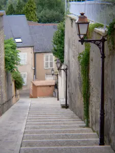 Châteauroux - Treppengasse, Strassenlaternen und Altstadtfassaden