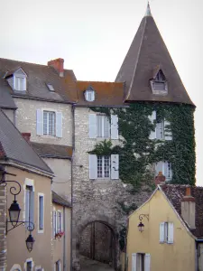 Châteauroux - Porte Saint-Martin (porte de la vieille prison) et façades de la vieille ville