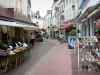 Châteauroux - Einkaufsstrasse gesäumt von Häusern und Boutiquen