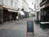 Châteauroux - Winkelstraat, de gevels van huizen, winkels en terras van het restaurant