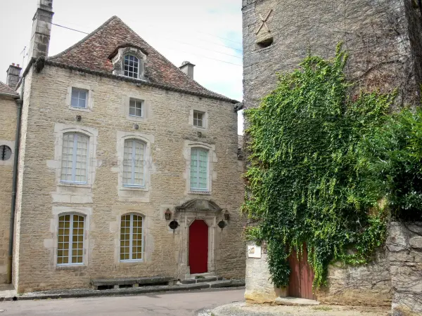 Châteauvillain - Casa del Rector y la torre cuadrada