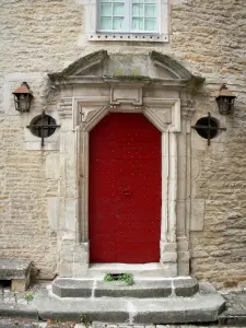 Châteauvillain - Rote Tür des Hauses der Vogtei