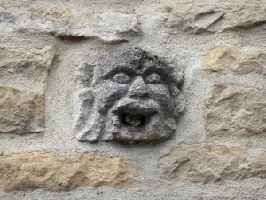 Châteauvillain - Escultura (máscara) en la fachada de la casa del Rector