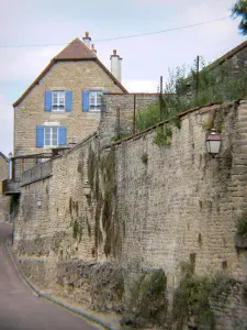 Châteauvillain - Casa de piedra y las fortificaciones de la ciudad medieval