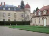 Les châteaux du Puy-de-Dôme - Château de Parentignat: Façade du château, commun et pelouses