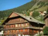 Châtel - Oud chalet houten huizen hooggelegen dorp (skigebied in winter en zomer), bos in de Chablais