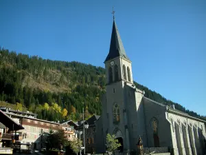 Châtel - Kerk, dorpshuizen (wintersportplaats en in de zomer) en bos in de Chablais