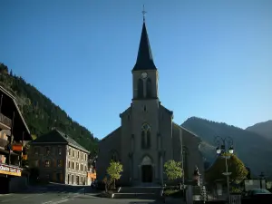 Châtel - Kerk, dorpshuizen (wintersportplaats en in de zomer) en de beboste bergen, in de Chablais