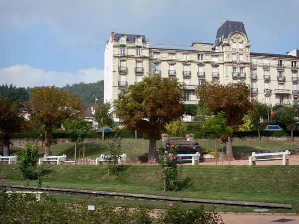 Châtel-Guyon - Spa: spa park gebouw en versierd met rozen in bloei in het Regionaal Natuurpark van de Auvergne Vulkanen