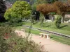 Châtel-Guyon - Spa: spa jardines adornados con flores rosas (rosas), bancos y árboles