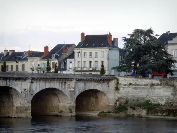 Châtellerault - Pont Henri-IV enjambant la rivière Vienne et maisons de la ville