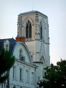 Châtellerault - Campanario de la Iglesia de San Juan Bautista y la fachada de la casa