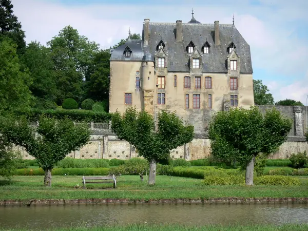 Châtillon-en-Bazois - Façade du château de Châtillon-en-Bazois, avec son jardin agrémenté de parterres de buis, et canal du Nivernais