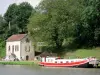Châtillon-en-Bazois - Bloqueo de la casa en el borde del canal Nivernais y barcazas amarradas
