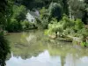 Châtillon-en-Bazois - Jardins verdoyants au bord de la rivière Aron
