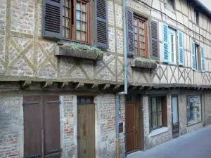 Châtillon-sur-Chalaronne - Facciate di case con legno (legno)