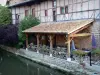 Châtillon-sur-Chalaronne - Cafe Terras aan de oevers van de rivier de Chalaronne, florale decoraties (bloemen), en vakwerk gevel