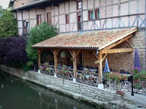 Châtillon-sur-Chalaronne - Café terrace on the banks of River Chalaronne, flowers, and half-timbered facade 