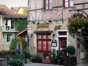 Châtillon-sur-Chalaronne - Huizen en florale decoraties (bloemen) van de middeleeuwse