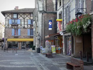 Châtillon-sur-Chalaronne - Case, negozi e la chiesa di S. Andrea