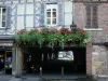 Châtillon-sur-Chalaronne - Façade d'une maison à pans de bois, et entrée fleurie (fleurs) des halles