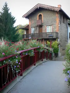 Châtillon-sur-Chalaronne - Petit pont fleuri (fleurs) et maison de la cité médiévale