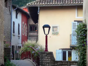 Châtillon-sur-Chalaronne - Petit pont fleuri (fleurs) et façades de maisons de la cité médiévale