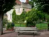 Châtillon-Coligny - Bench aan de rivier, bloemen, tuin, huis en bomen in de vallei van de Loing