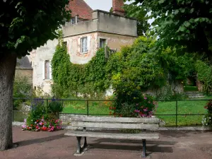 Châtillon-Coligny - Bank am Flussufer, Blumen, Garten, Haus und Bäume; im Tal des Loing