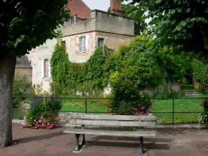 Châtillon-Coligny - Panchina accanto al fiume, fiori, giardino, casa e alberi nella valle del Loing