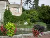 Châtillon-Coligny - Rivière, rambarde ornée de fleurs, jardin, maison et arbres ; dans la vallée du Loing