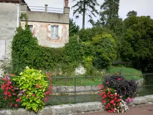 Châtillon-Coligny - Fluss, Geländer geschmückt mit Blumen, Garten, Haus und Bäume; im Tal des Loing