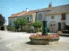 Châtillon-sur-Saône - Fountain versierd met bloemen, bomen en huizen