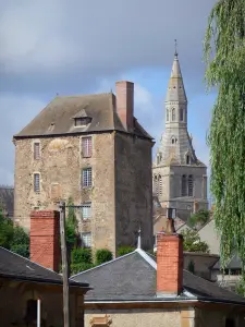 La Châtre - Houd (oude gevangenis), de toren van Saint-Germain kerk en huizen van de stad