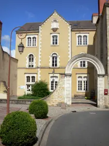 La Châtre - Fachada de la casa de Ars, poste de luz y arbustos podados