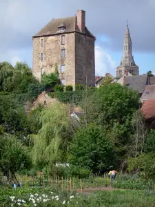 La Châtre - Donjon (ancienne prison), clocher de l'église Saint-Germain, toits de maisons de la ville, arbres et potager en premier plan