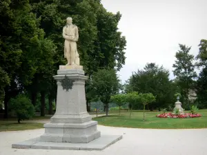 Chaumont - Square Philippe Lebon avec la statue en pierre de Philippe Lebon (inventeur du gaz d'éclairage)