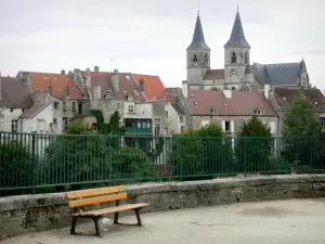 Chaumont - Philippe Lebon bankje op het plein met uitzicht op de basiliek van Sint Jan de Doper en de huizen van de oude stad