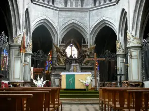 Chaumont - Binnen in de basiliek van Sint Jan de Doper koor