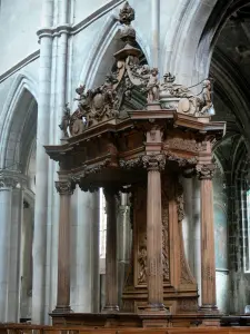 Chaumont - Binnen in de basiliek van Sint Jan de Doper kerkbank