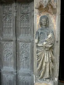 Chaumont - Saint-Jean Gate (zuidelijke poort) van de basiliek van Sint Jan de Doper, Madonna van de pier en blad gesneden