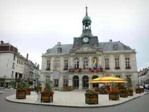 Chaumont - Façade de l'hôtel de ville et place de la Concorde agrémentées de fleurs